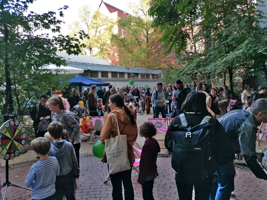 Viele Familien im Hof von Kiez & Kurt