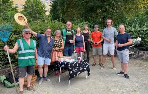 Nach getanem Arbeit: Die GärtnerIni vom Arnswalder Platz