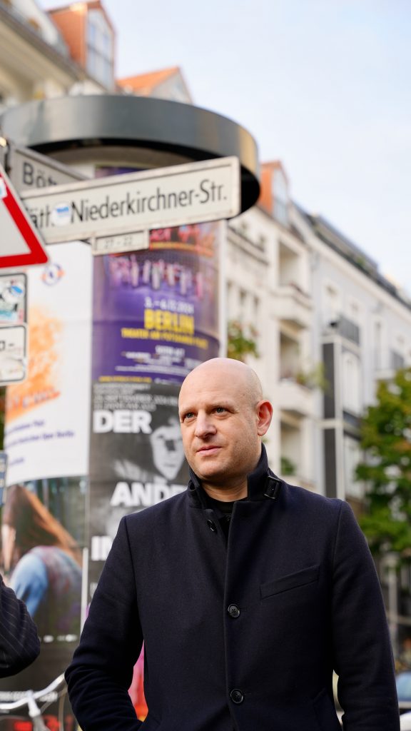 Unter den Anwesenden war auch der Großneffe Ilja Niederkirchner, der Großneffe von Käthe. Er berichtete, welche Rolle die Großtante in der Familiengeschichte spielte. Und er verwies auf seine Ausstellung im ehemaligen KZ-Ravensbrück, die er als Künstler gestaltet hat: Darin beschäftigt er sich mit dem komplexen Erbe seiner Großtante anhand von Kindheitserinnerungen, eigenen Untersuchungen im Familienarchiv sowie umfangreicher Quellenforschung (Ausstellung noch geöffnet bis Mitte 2025)