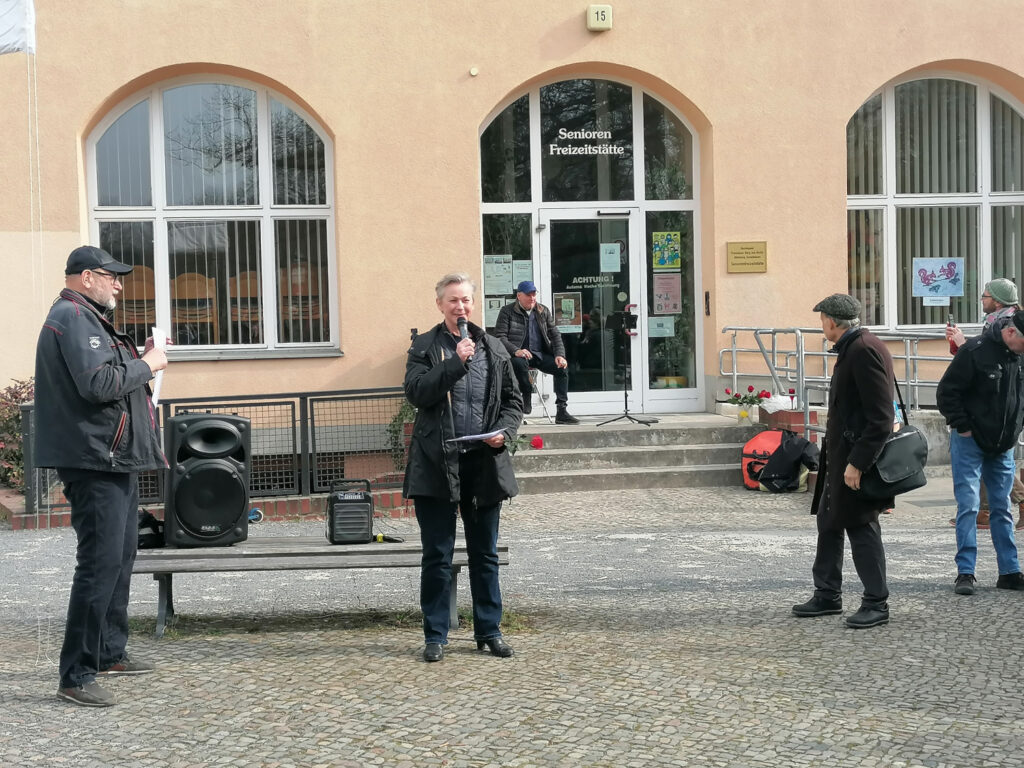Bezirksbürgermeisterin Cordelia Koch spricht auf der Namensgebungsfeier Marion-Seelig-Platz