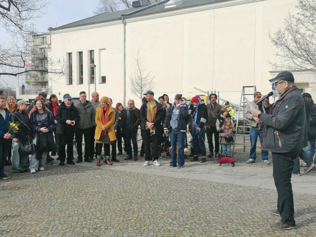 Initiator Klaus Lemmnitz spricht zu rund 80 Gästen der Namensgebungsfeier Marion-Seelig-Platz