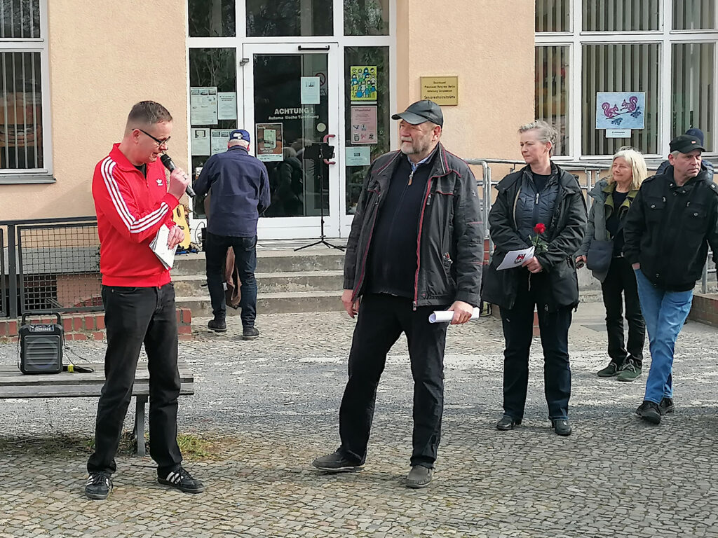 Klaus Lederer und Initiator Klaus Lemmnitz bei der Namensgebungsfeier Marion-Seelig-Platz