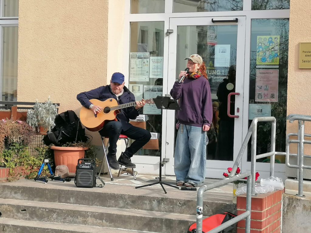 Ehemann und Enkelin beim musikalischen Ausklang der Namensgebungsfeier Marion-Seelig-Platz
