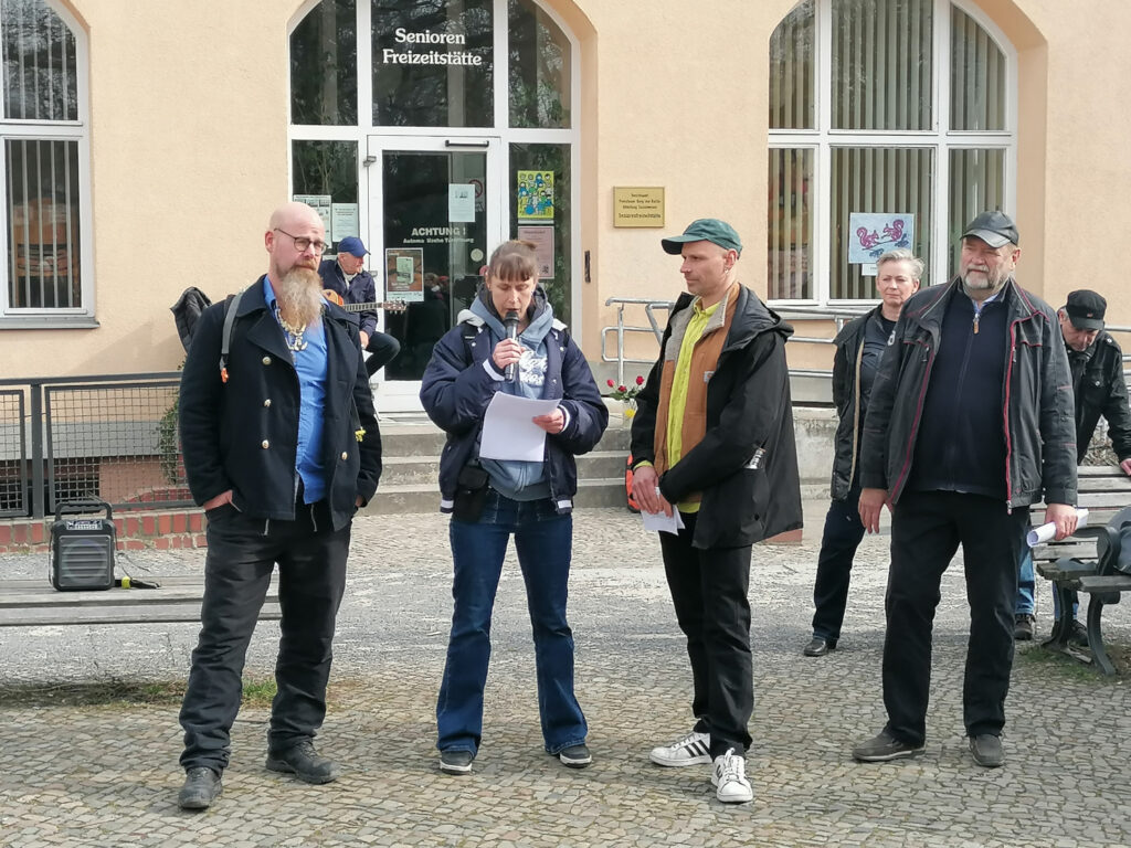 Tochter Sarah redet neben ihren Brüdern im Gedenken an Marion Seelig