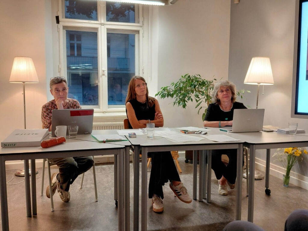 Alter und neuer Vorstand: Jana Haase, Anja Lilkendey, Sonja Leinkauf (v.li.n.re.)