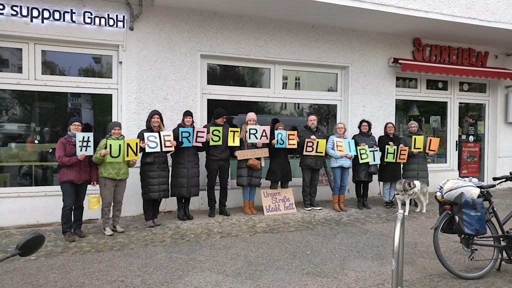 Menschen mit Buchstaben: Unsere Straße bleibt hell